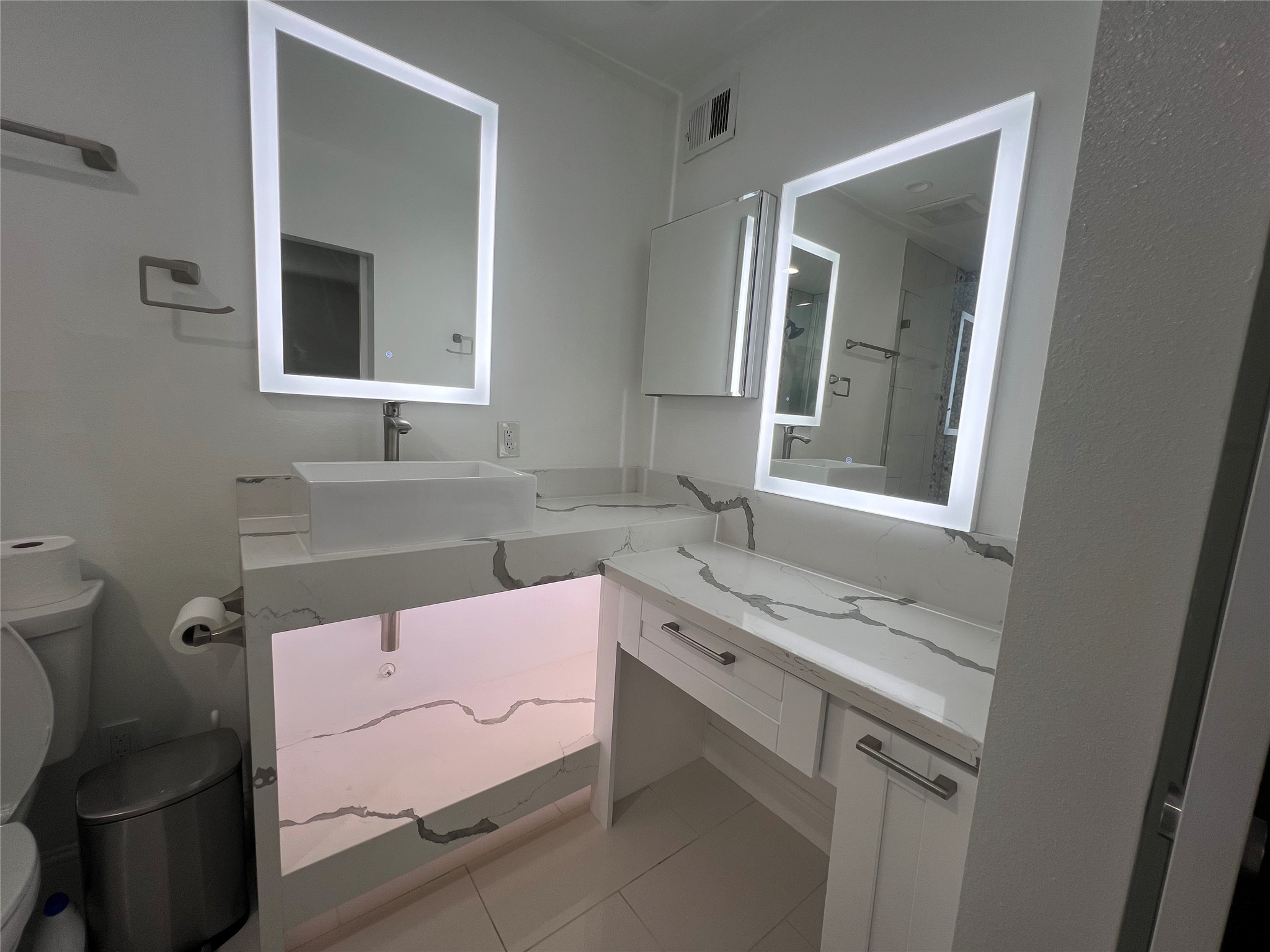 840 Threadneedle Street, Unit 220 Houston, TX 77079 - Photo 13 of 20 Primary bathroom