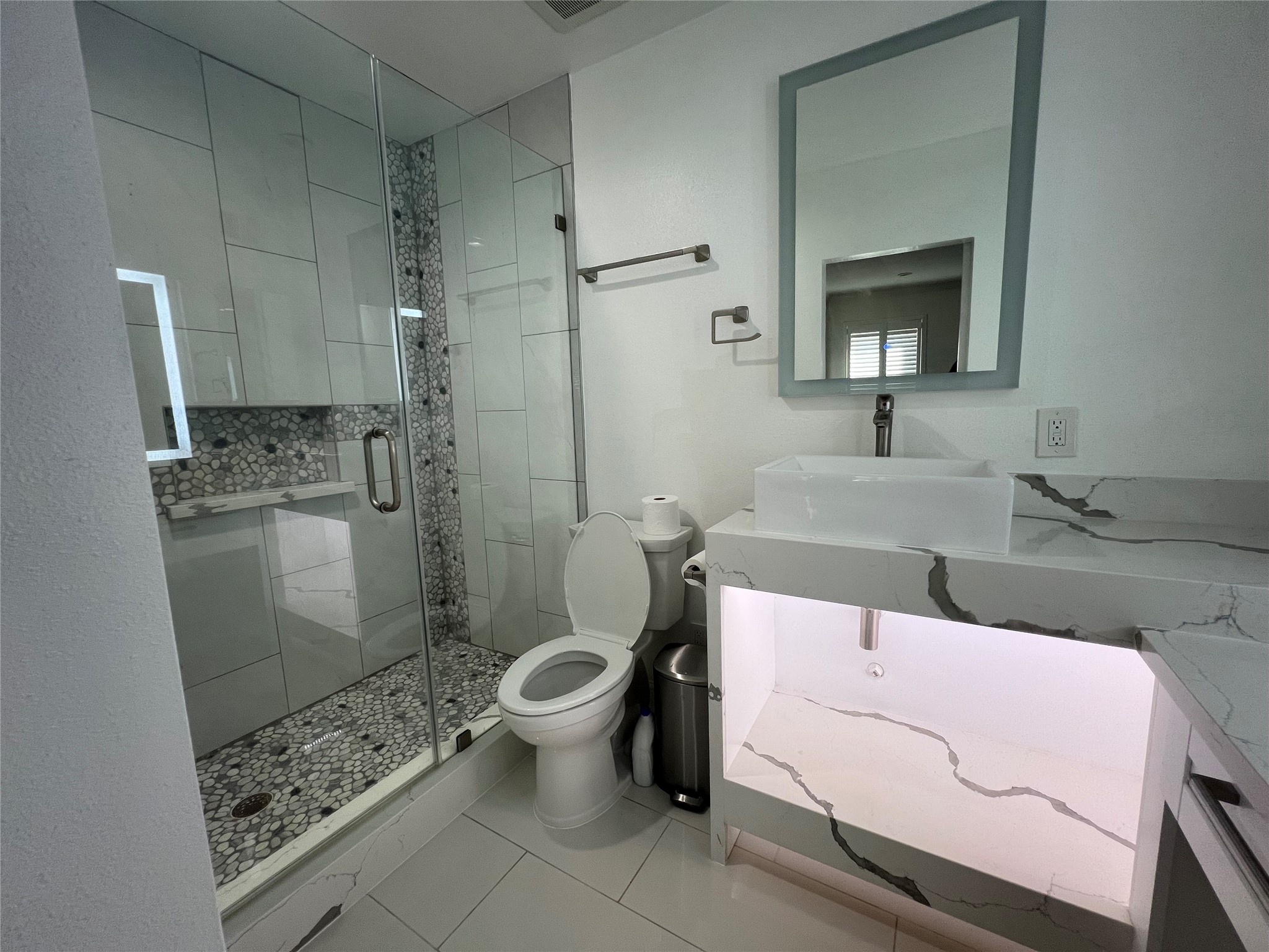 840 Threadneedle Street, Unit 220 Houston, TX 77079 - Photo 14 of 20 Primary bathroom