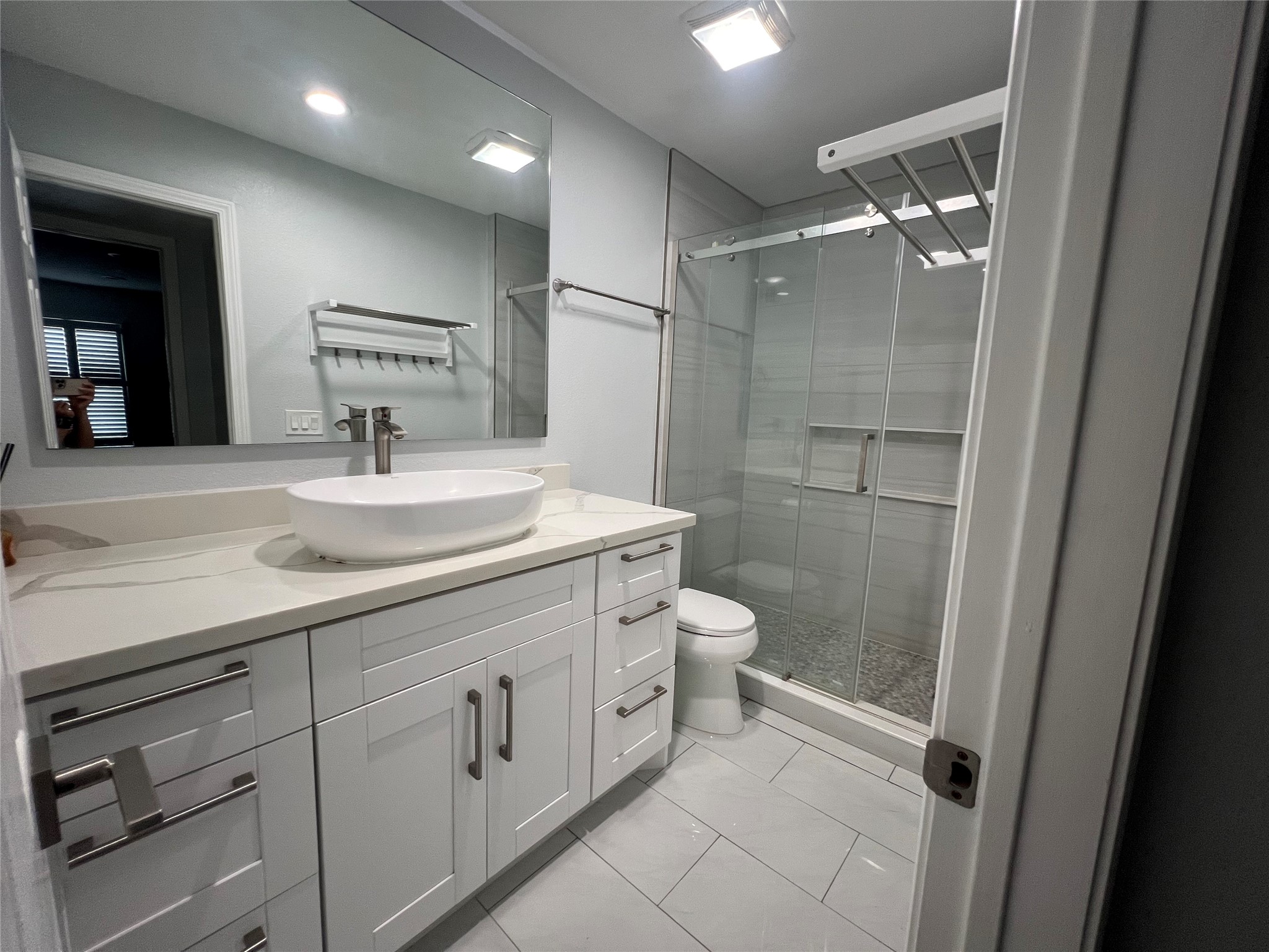 840 Threadneedle Street, Unit 220 Houston, TX 77079 - Photo 18 of 20 Secondary bathroom
