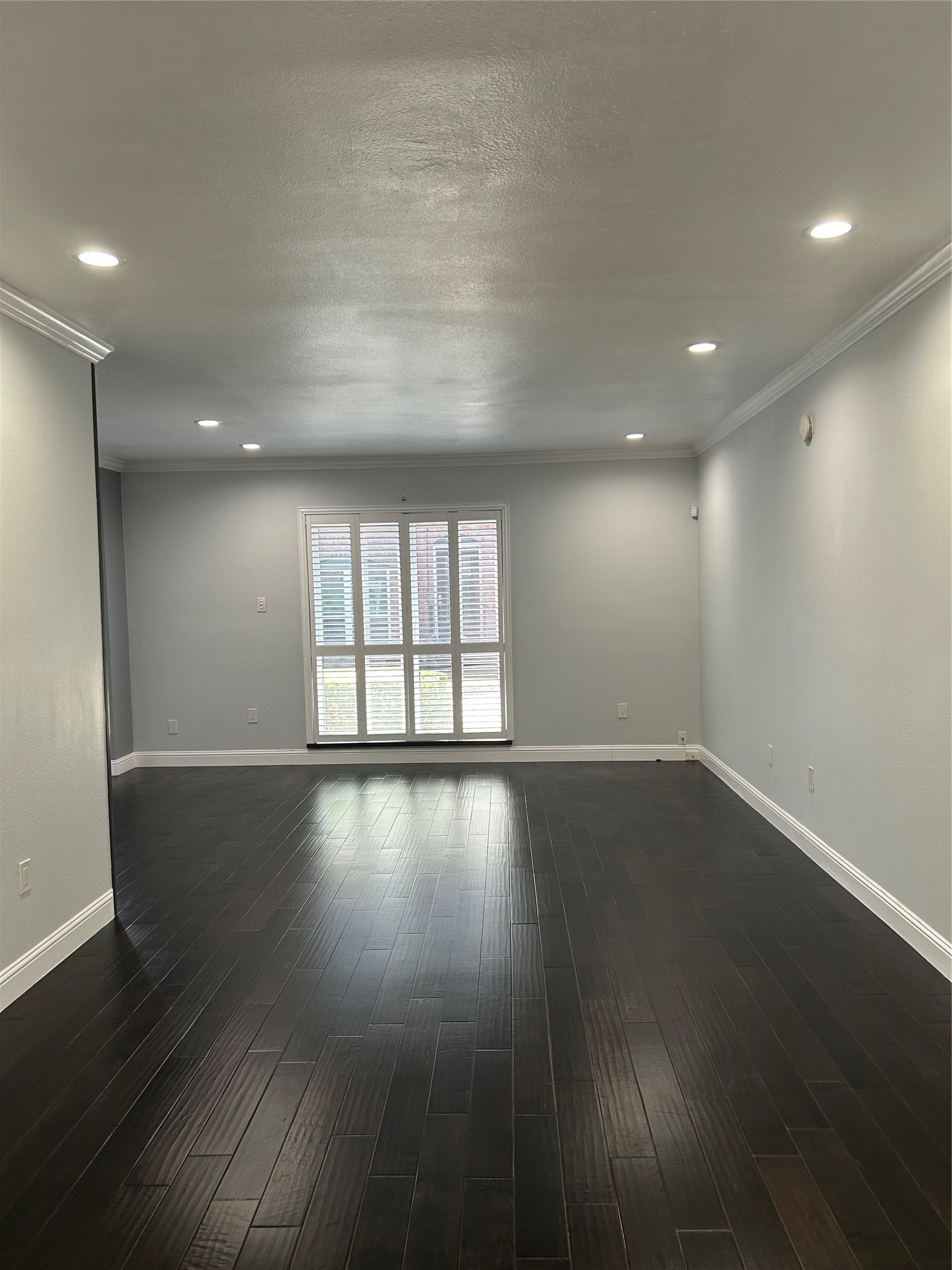 840 Threadneedle Street, Unit 220 Houston, TX 77079 - Photo 3 of 20 Another view of the spacious family room with wood flooring.