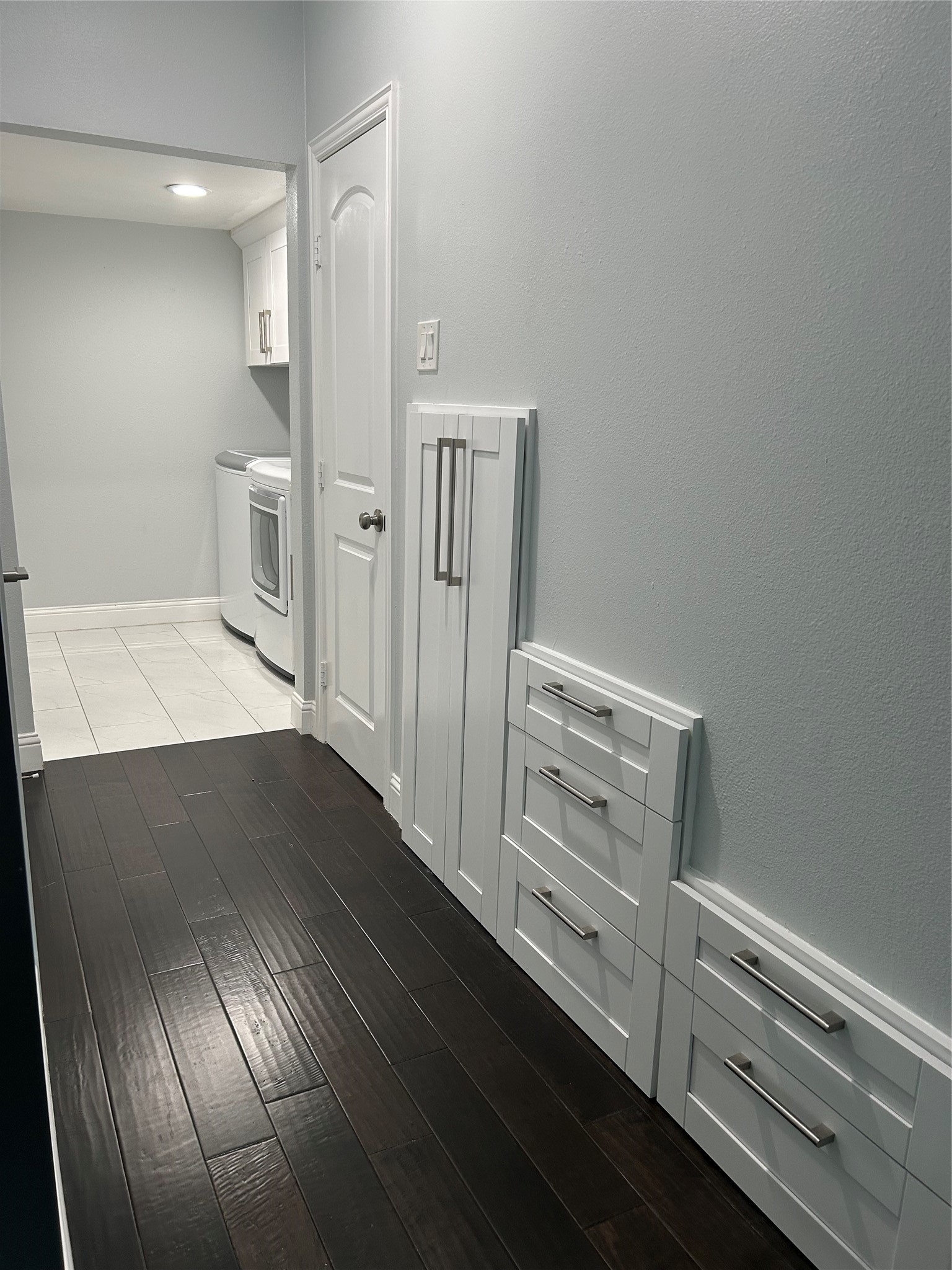 840 Threadneedle Street, Unit 220 Houston, TX 77079 - Photo 4 of 20 Hallway features plenty of built-in wall drawers leading to the washer and dryer room.