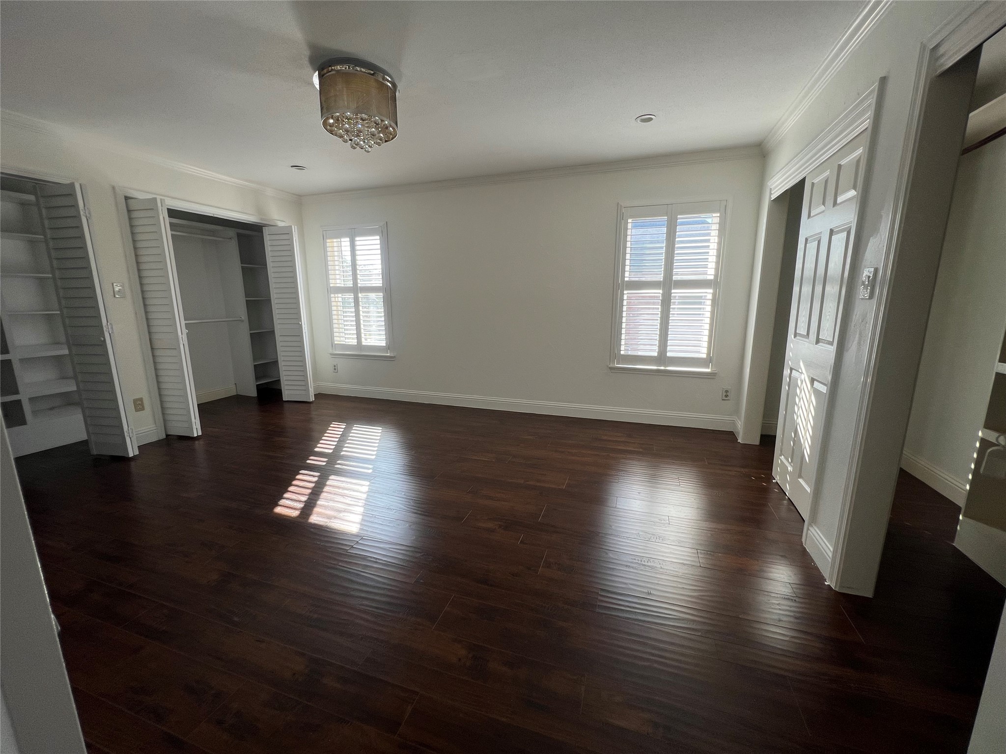 840 Threadneedle Street, Unit 220 Houston, TX 77079 - Photo 10 of 20 The primary bedroom features two separate closets, one on each side for added convenience.