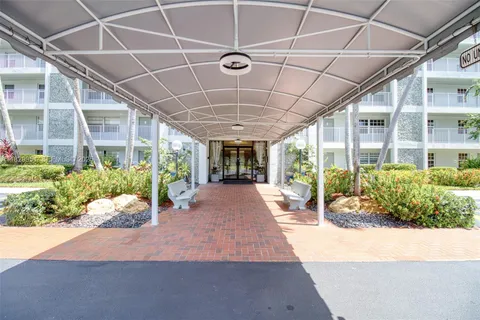 $259,900 | 4015 West Palm Aire Drive, Unit 506, Pompano Beach, FL 33069