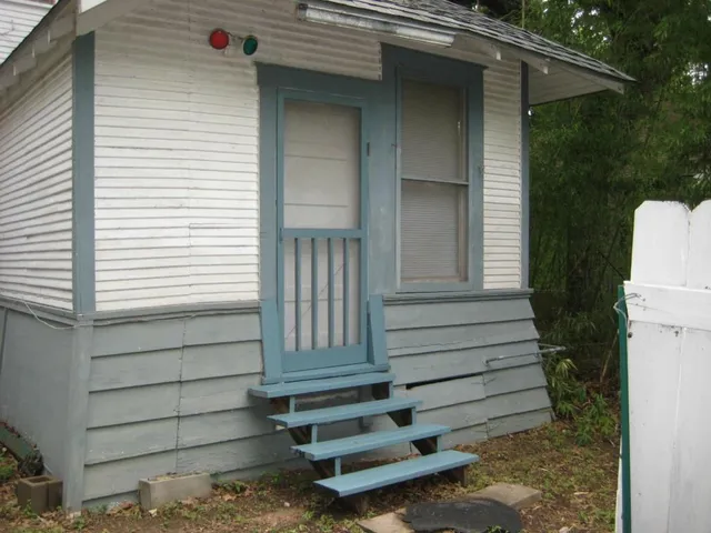 $1,175 | 401 West 38th Street, Unit B, Austin, TX 78705