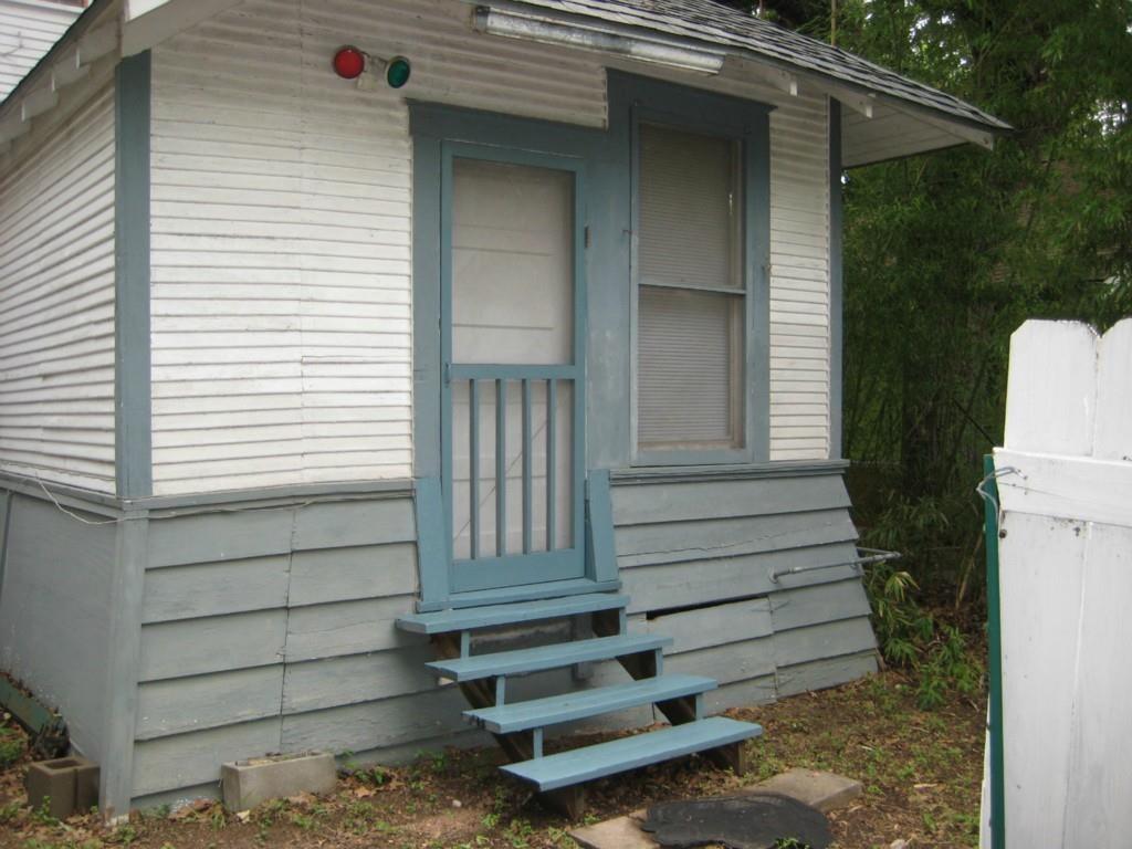401 West 38th Street, Unit B Austin, TX 78705 - Photo 17 of 17 a view of a house with a yard