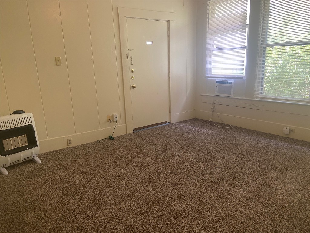 401 West 38th Street, Unit B Austin, TX 78705 - Photo 4 of 17 an empty room with windows