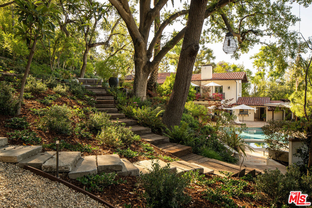 17610 Hidden Oaks Road Encino, CA 91316 - Photo 32 of 34