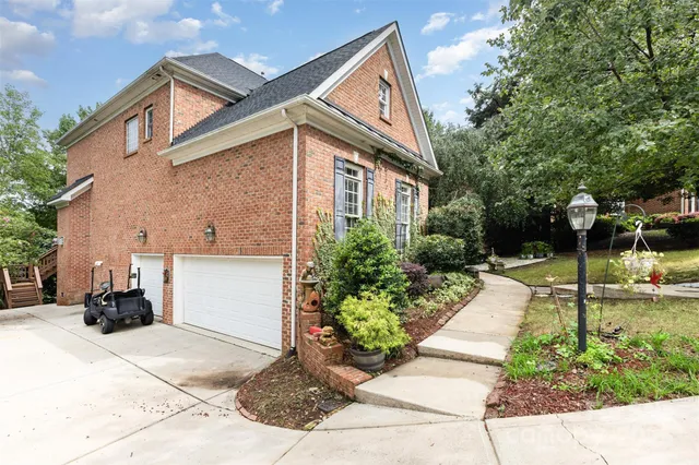 a view of a house with backyard and garden