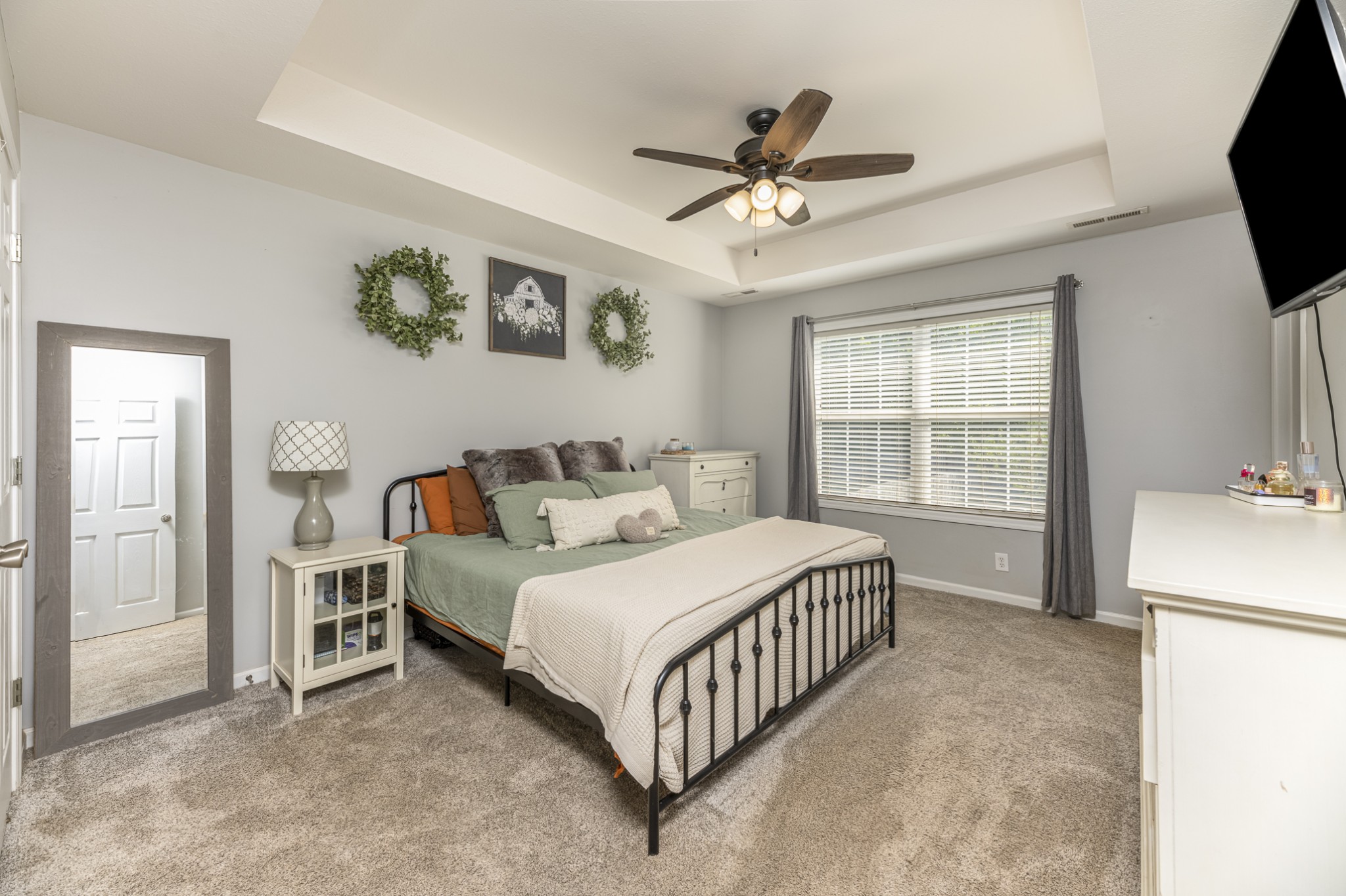 1885 Patton Road Clarksville, TN 37042 - Photo 3 of 34 Primary with lush carpet