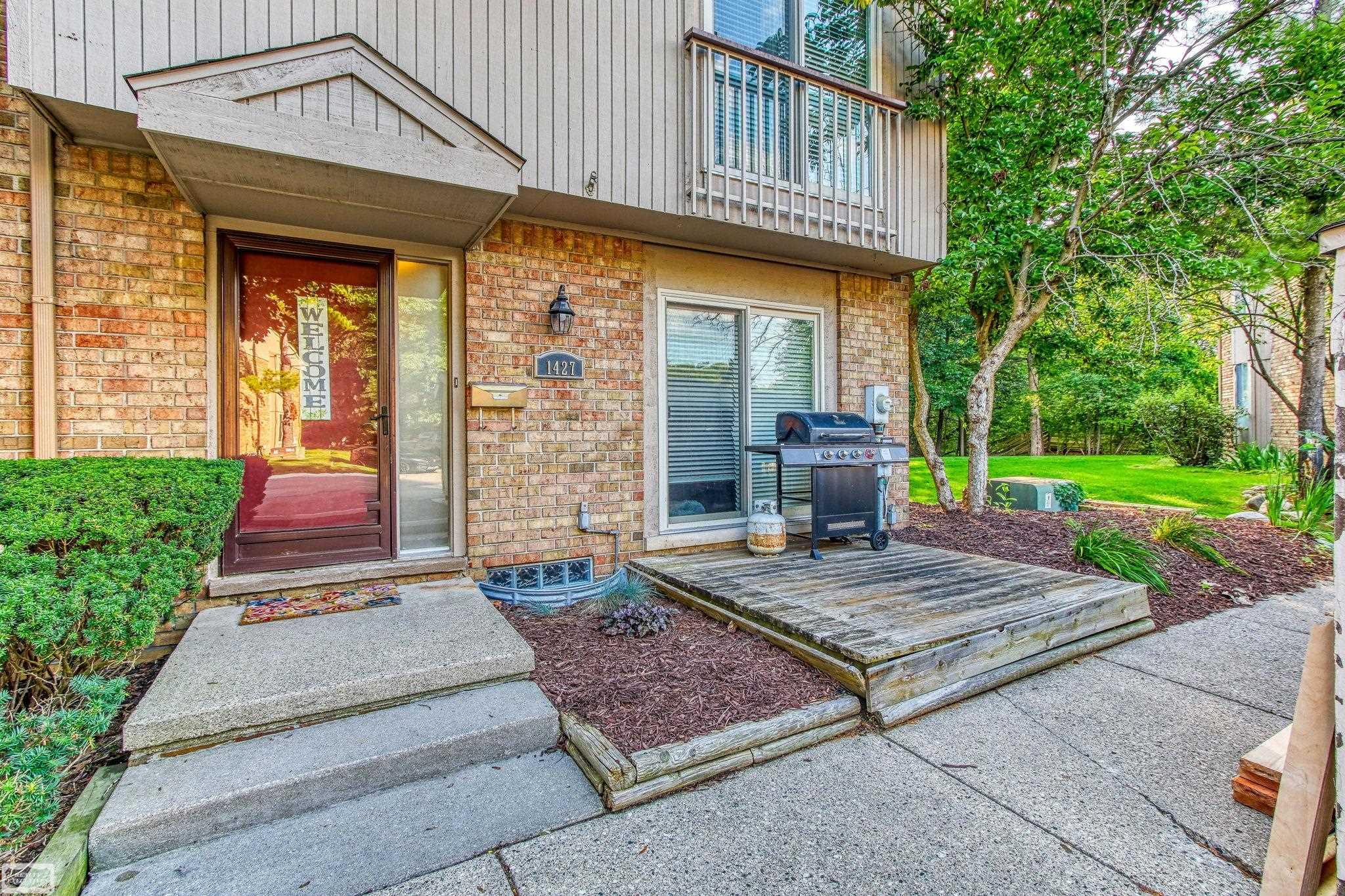 1427 Oakbrook E Drive Rochester Hills, MI 48307 - Photo 1 of 60