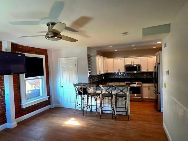 $2,100 | 44 Union Street, Unit 3, New Bedford, MA 02740