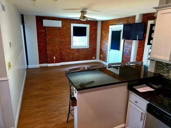 $2,100 | 44 Union Street, Unit 3, New Bedford, MA 02740