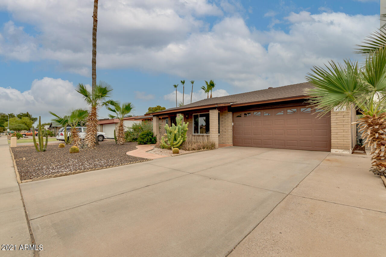 4215 West Dailey Street Phoenix, AZ 85053 - Photo 3 of 32 a front view of a building with garden