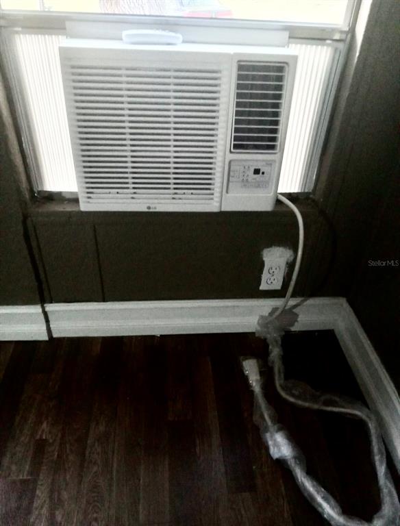 10330 Northeast 90th Street Bronson, FL 32621 - Photo 17 of 31 a close view of walk in closet