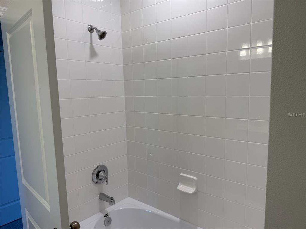 611 Pothos Street Apopka, FL 32703 - Photo 28 of 34 a bathroom with a bathtub