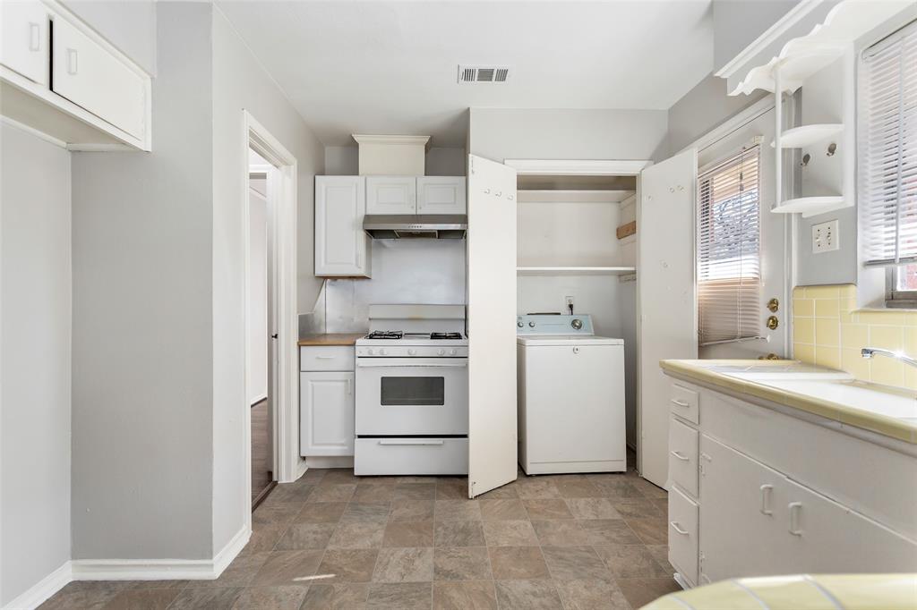 6520 St Moritz Avenue Dallas, TX 75214 - Photo 14 of 31 a kitchen with a stove oven and sink