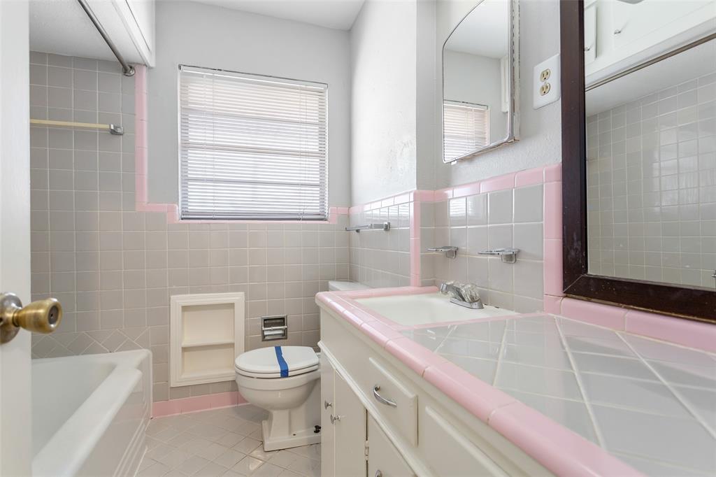 6520 St Moritz Avenue Dallas, TX 75214 - Photo 21 of 31 a bathroom with a sink a toilet and a bathtub