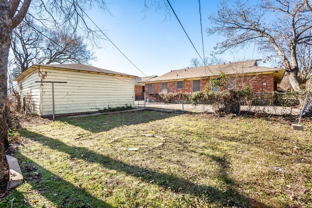 6520 St Moritz Avenue Dallas, TX 75214 - Photo 26 of 31 a view of a yard with large tree