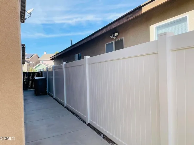 a view of a house with backyard