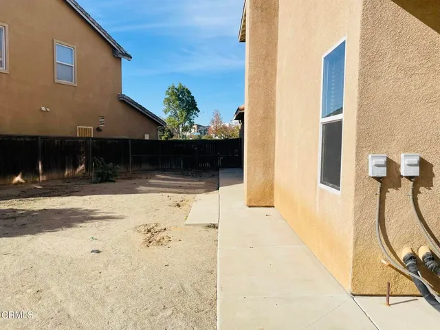 a view of a house with backyard