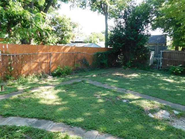 a view of an outdoor space and a yard