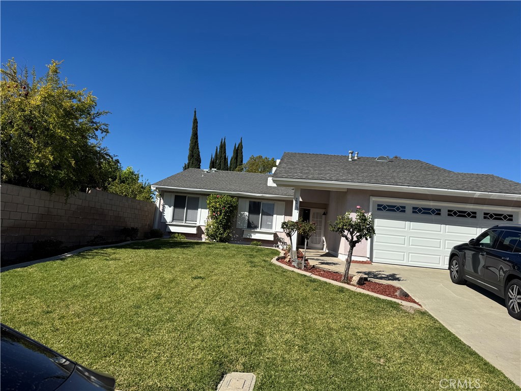 a view of a house with backyard and porch