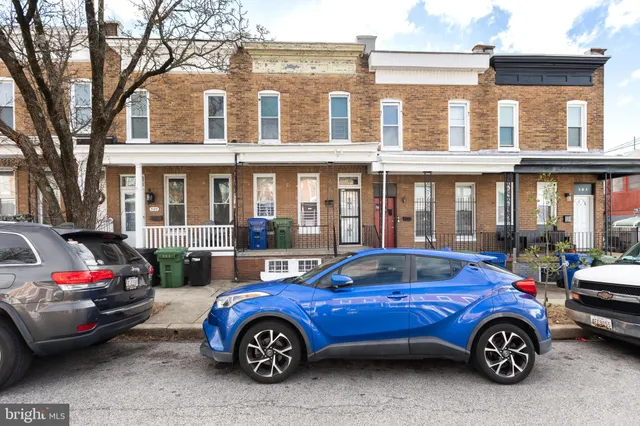 a view of entryway livingroom and hall