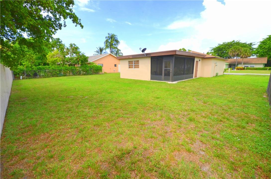 9255 Southampton Place Boca Raton, FL 33434 - Photo 4 of 30 Huge Backyard
