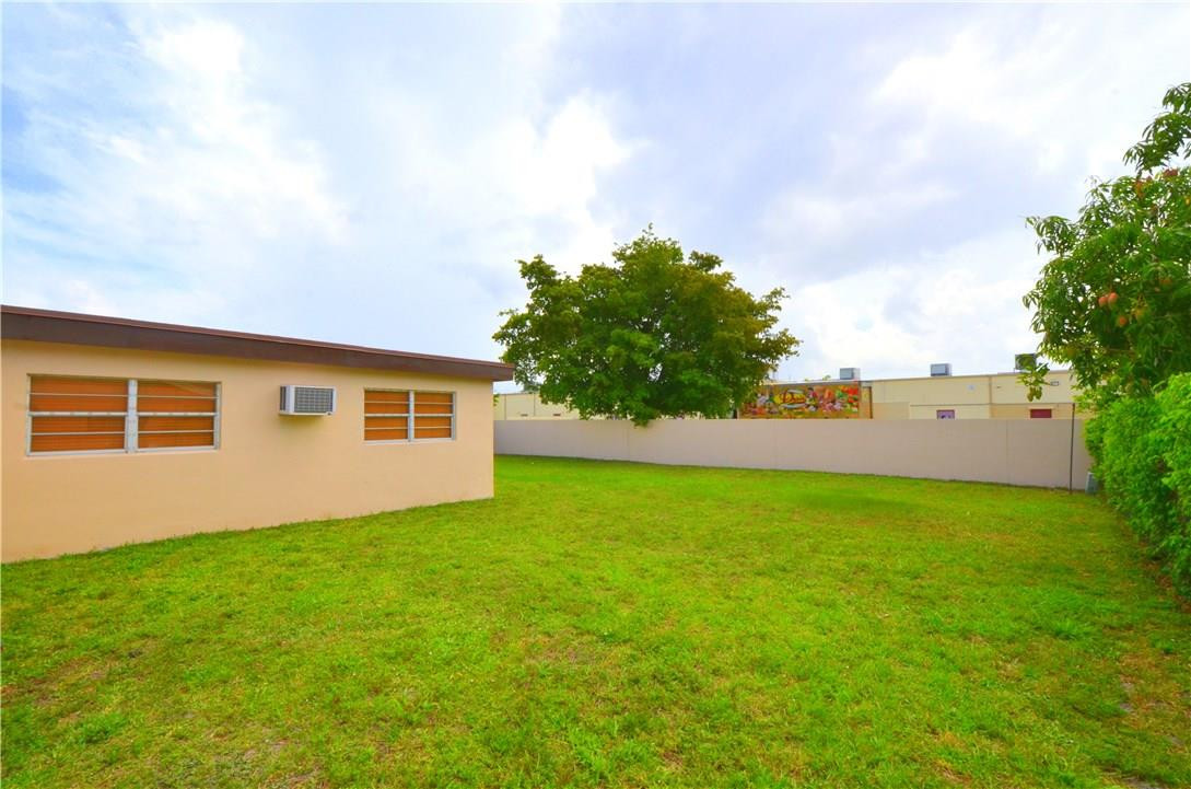 9255 Southampton Place Boca Raton, FL 33434 - Photo 5 of 30 Huge Backyard