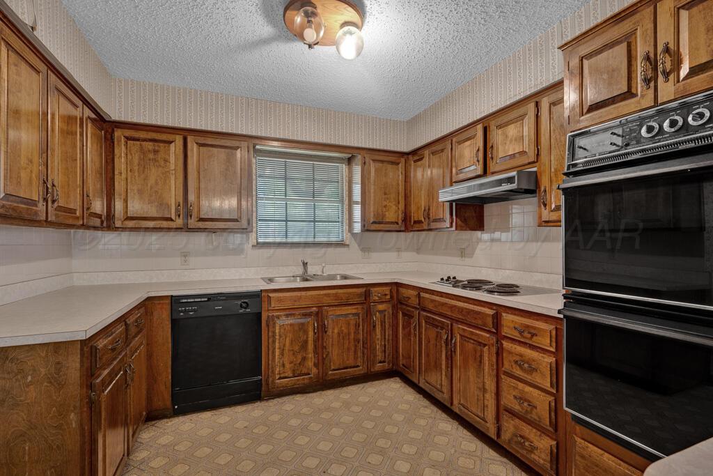 105 Pinehurst Street Borger, TX 79007 - Photo 12 of 24 kitchen 2