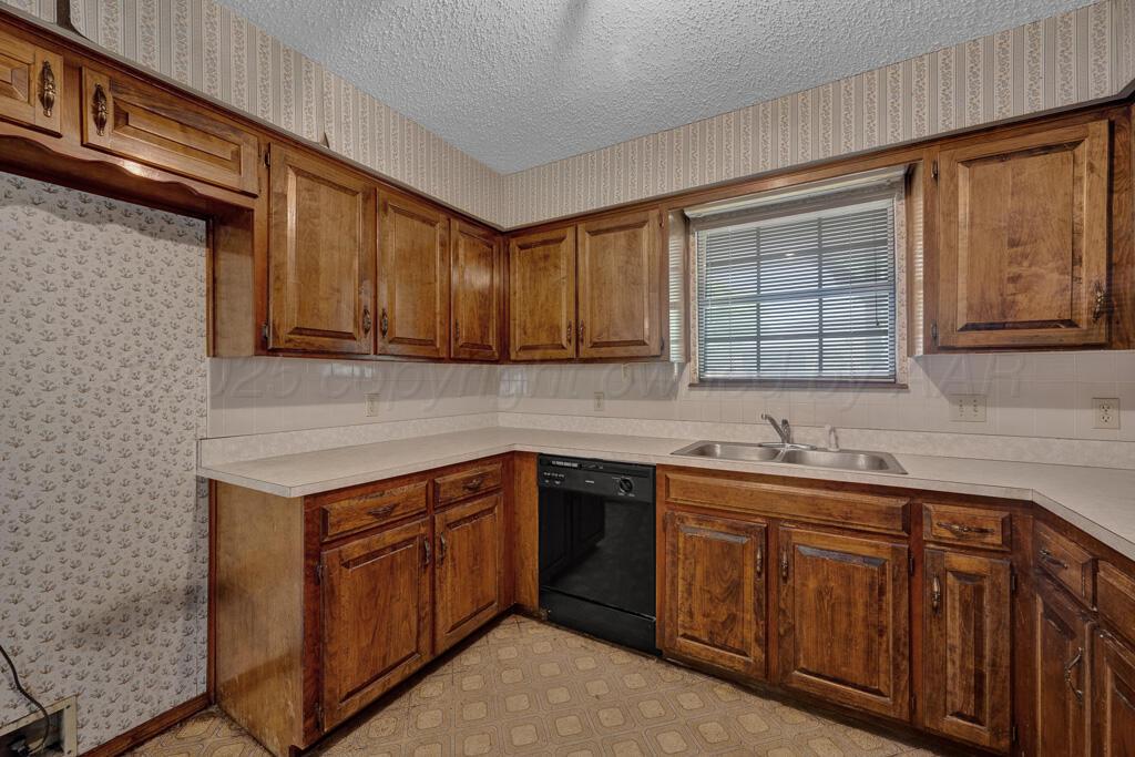 105 Pinehurst Street Borger, TX 79007 - Photo 13 of 24 kitchen 4