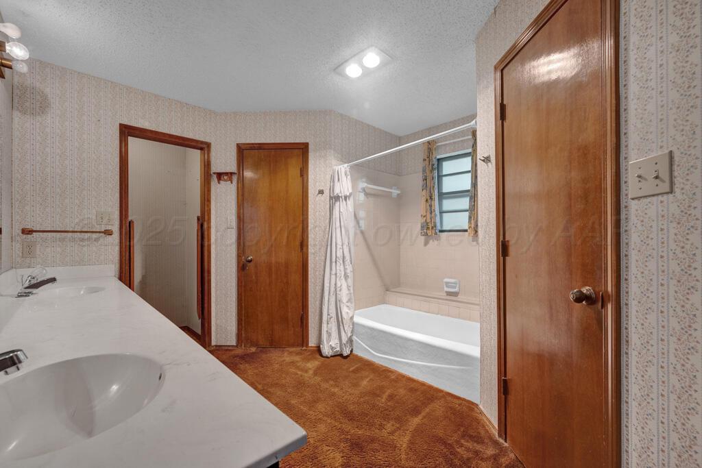 105 Pinehurst Street Borger, TX 79007 - Photo 21 of 24 master bathroom 1