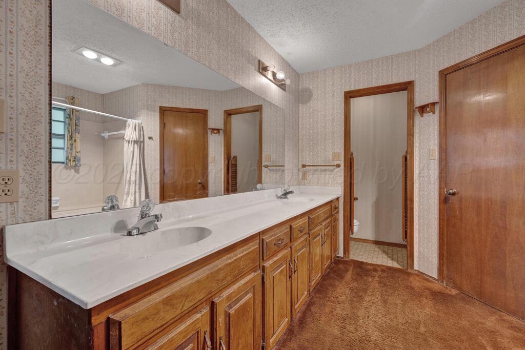 105 Pinehurst Street Borger, TX 79007 - Photo 22 of 24 master bathroom 2