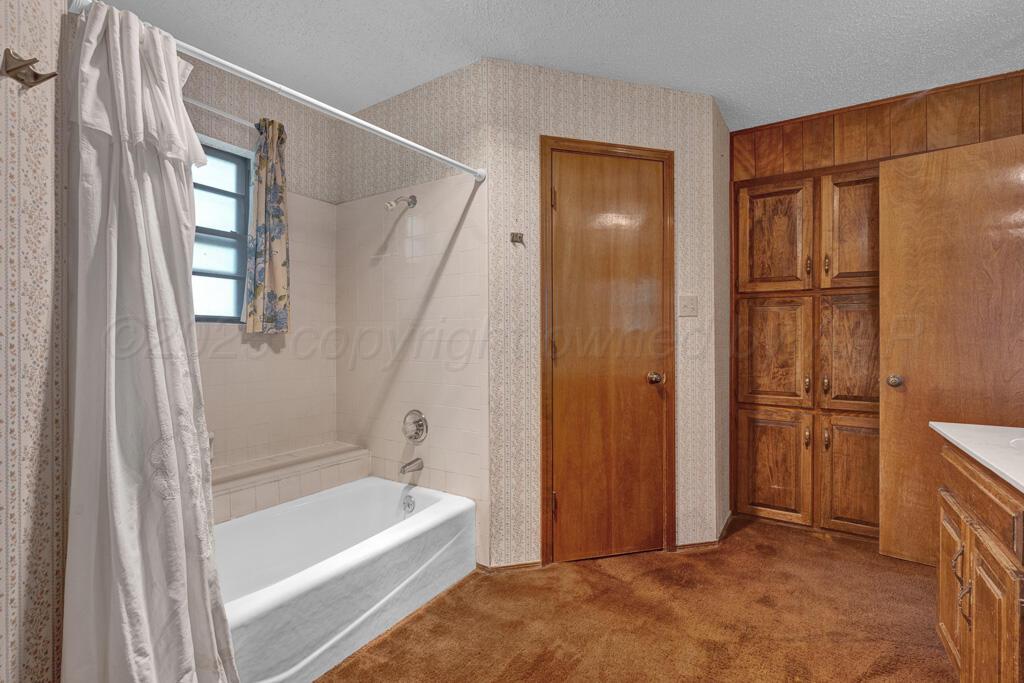 105 Pinehurst Street Borger, TX 79007 - Photo 23 of 24 master bathroom 3
