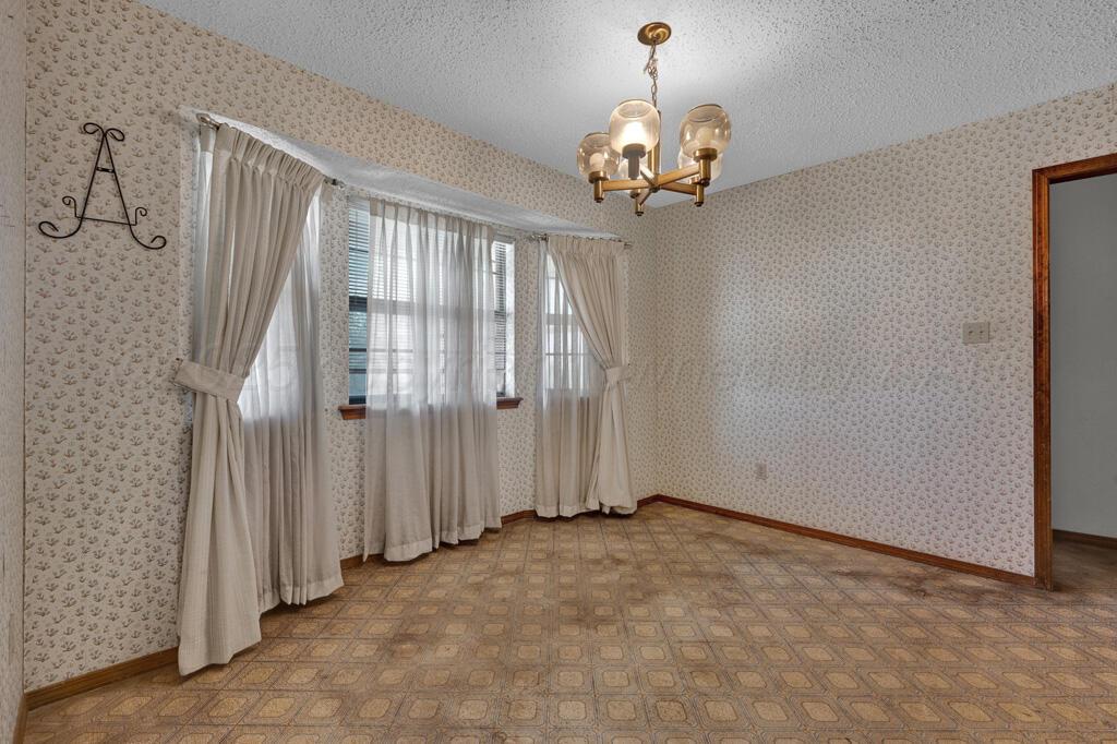 105 Pinehurst Street Borger, TX 79007 - Photo 8 of 24 dining room 1