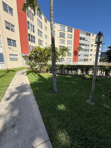 $1,400 | 1475 Northeast 125th Terrace, Unit 410B1, North Miami, FL 33161