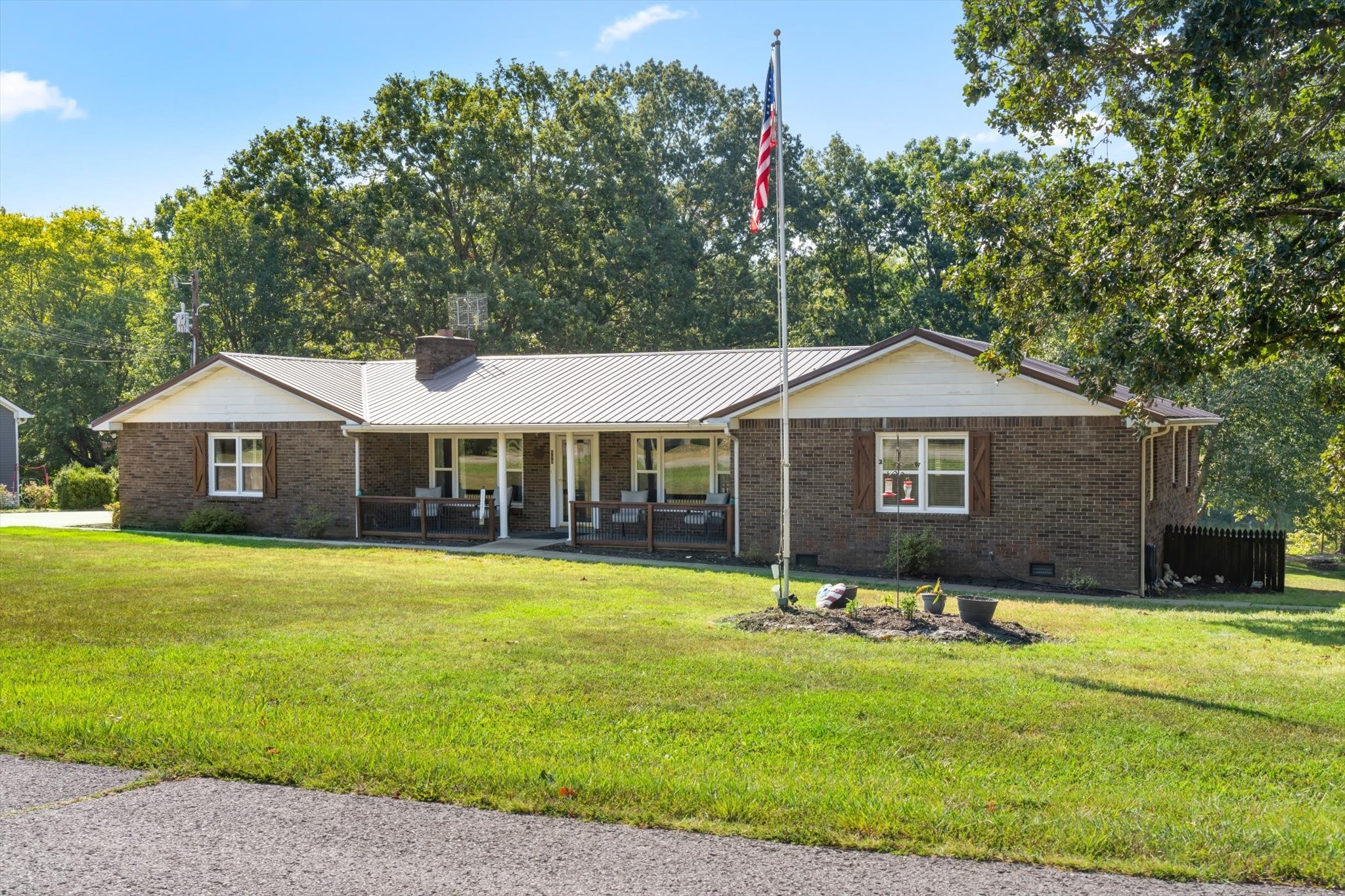 550 Lakeview Court Tennessee Ridge, TN 37178 - Photo 2 of 51