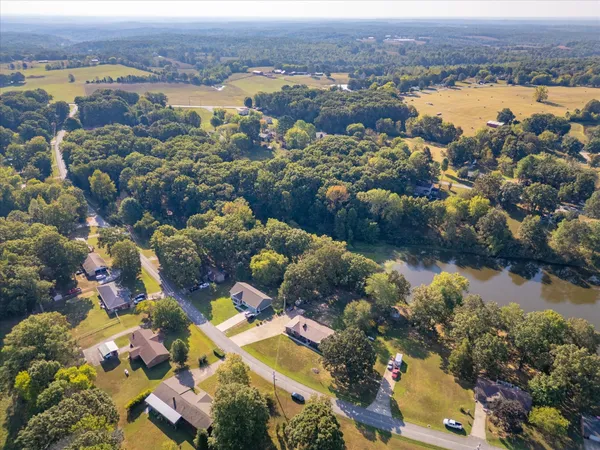 $305,000 | 550 Lakeview Court, Tennessee Ridge, TN 37178