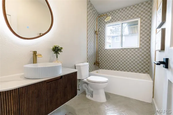 $945,000 | 11814 Claychester Drive, Des Peres, MO 63131