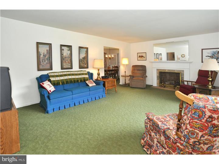 2060 Williamsburg Road Huntingdon Valley, PA 19006 - Photo 2 of 21 Living Room