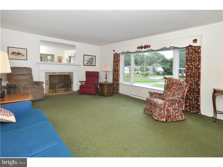 2060 Williamsburg Road Huntingdon Valley, PA 19006 - Photo 4 of 21 Living Room