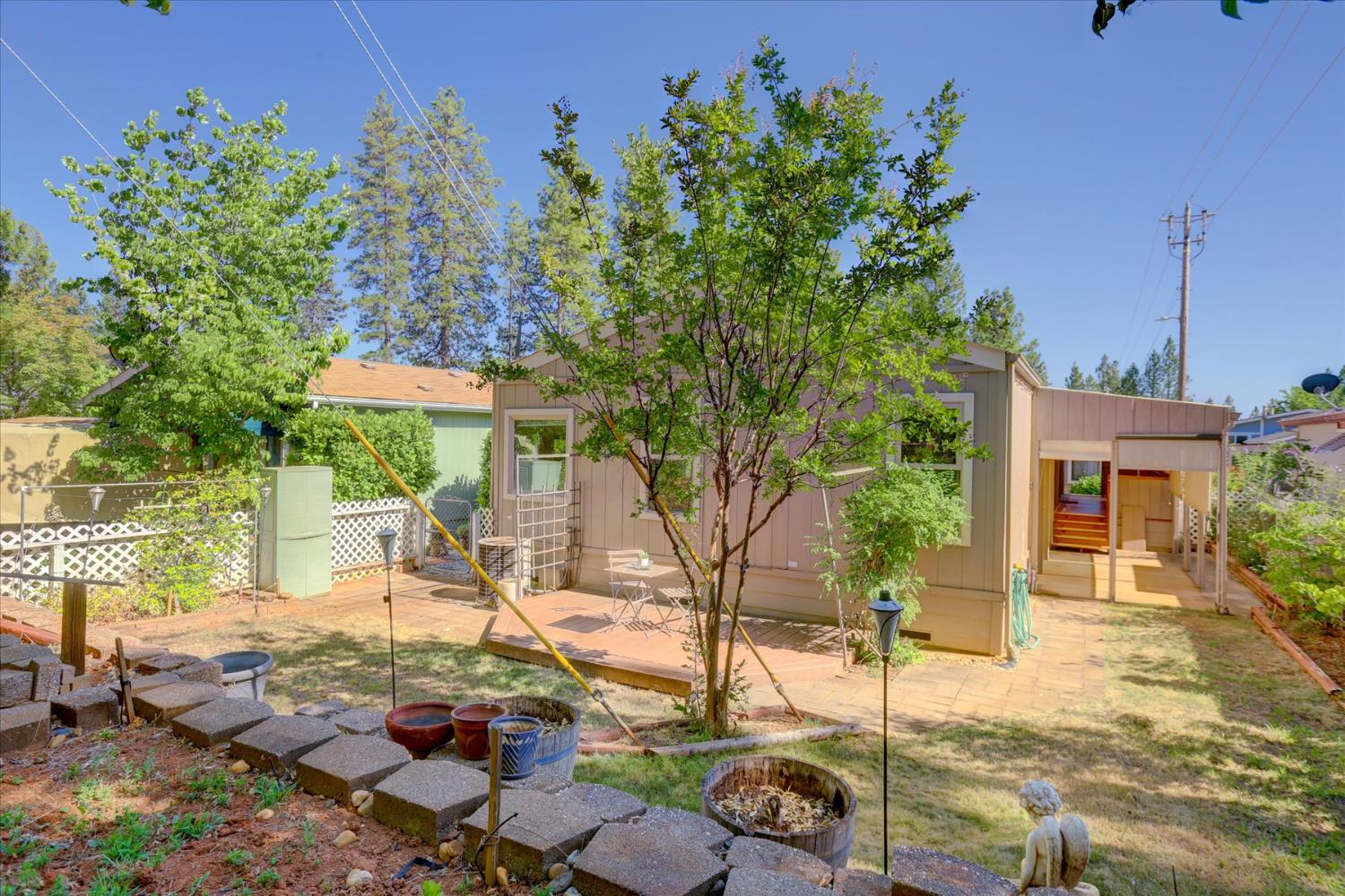 10046 Dalewood Way Grass Valley, CA 95949 - Photo 46 of 68 front view of a house with a yard