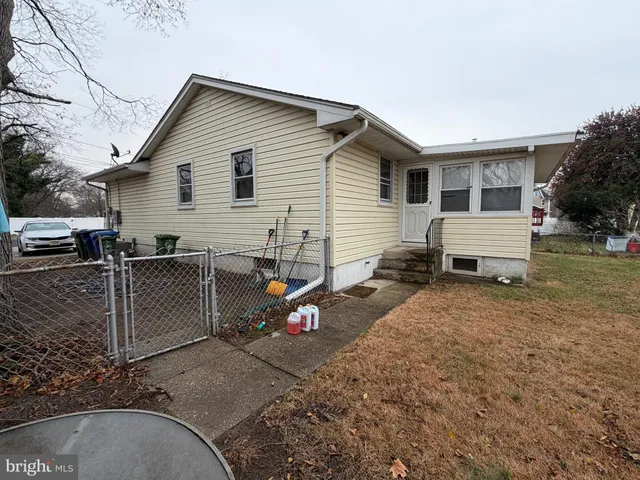 a view of a house with backyard and a tree