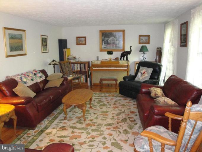 12327 Panama Road Reston, VA 20191 - Photo 4 of 29 Living Room
