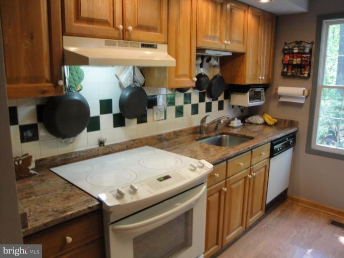 12327 Panama Road Reston, VA 20191 - Photo 10 of 29 Kitchen #2