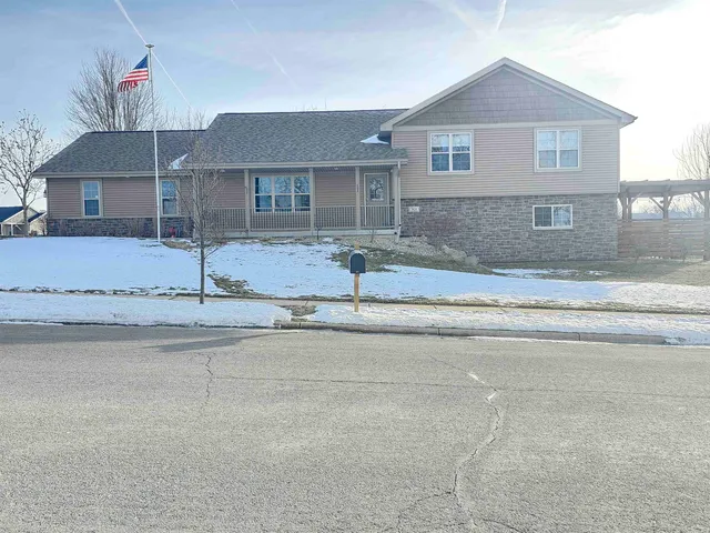 $589,900 | 901 South Blue Mounds Street, Mount Horeb, WI 53572