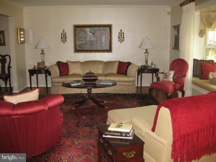 430 Leonard Road Huntingdon Valley, PA 19006 - Photo 9 of 25 Living Room