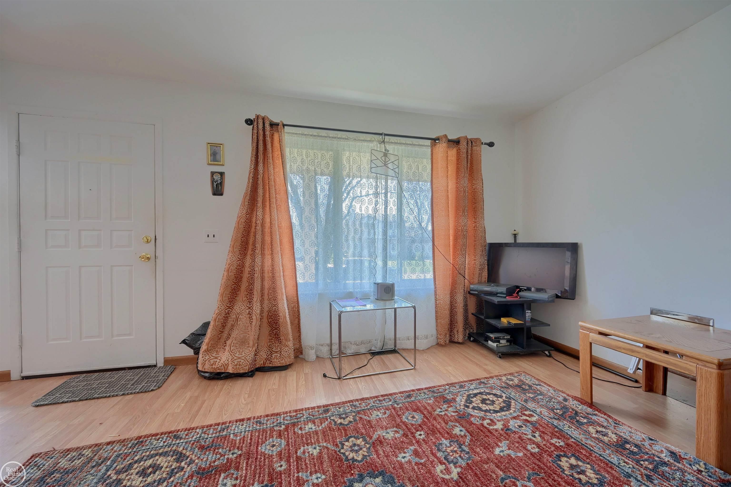 704 Dressler Lane Rochester, MI 48307 - Photo 4 of 26 50137153-73895b35-5423-48b1-8b89-729fd9d4f1f0.JPG