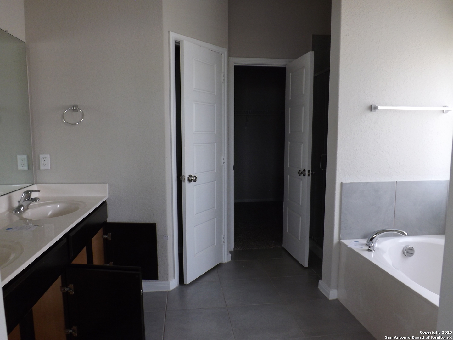 6722 Shiraz Way Converse, TX 78109 - Photo 15 of 30 a bathroom with a bathtub and a sink