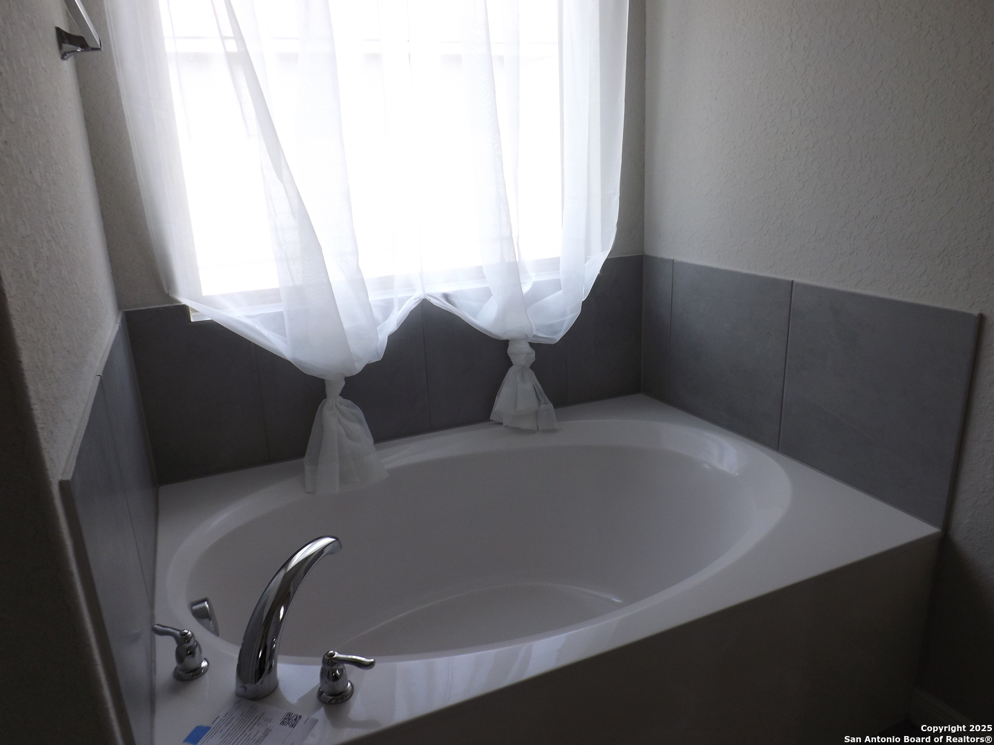 6722 Shiraz Way Converse, TX 78109 - Photo 20 of 30 a bathroom with a window